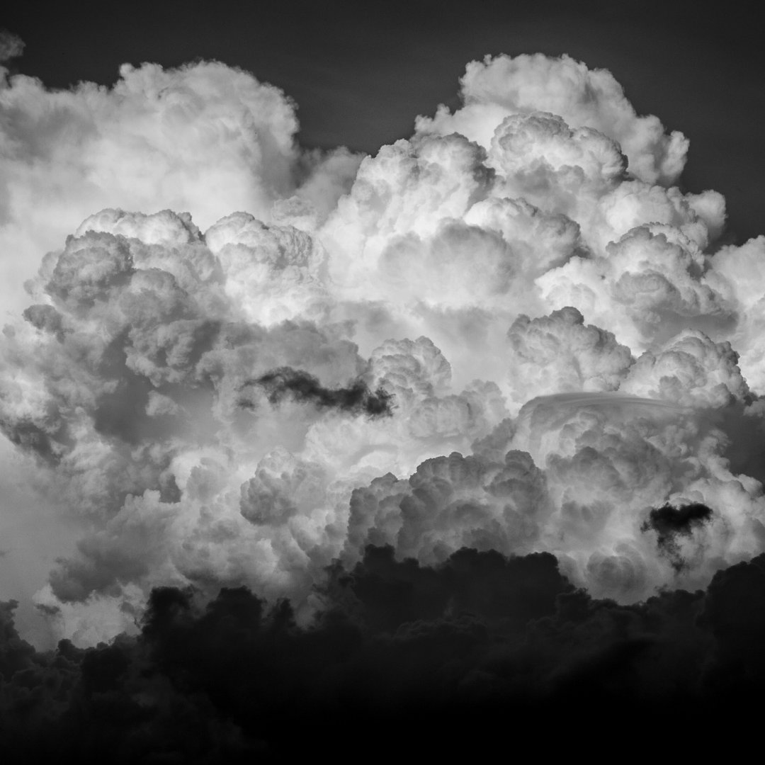 Imagem em preto e branco de uma nuvem