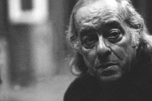 Reprodução Vinicius de Moraes visto de frente com rosto sério