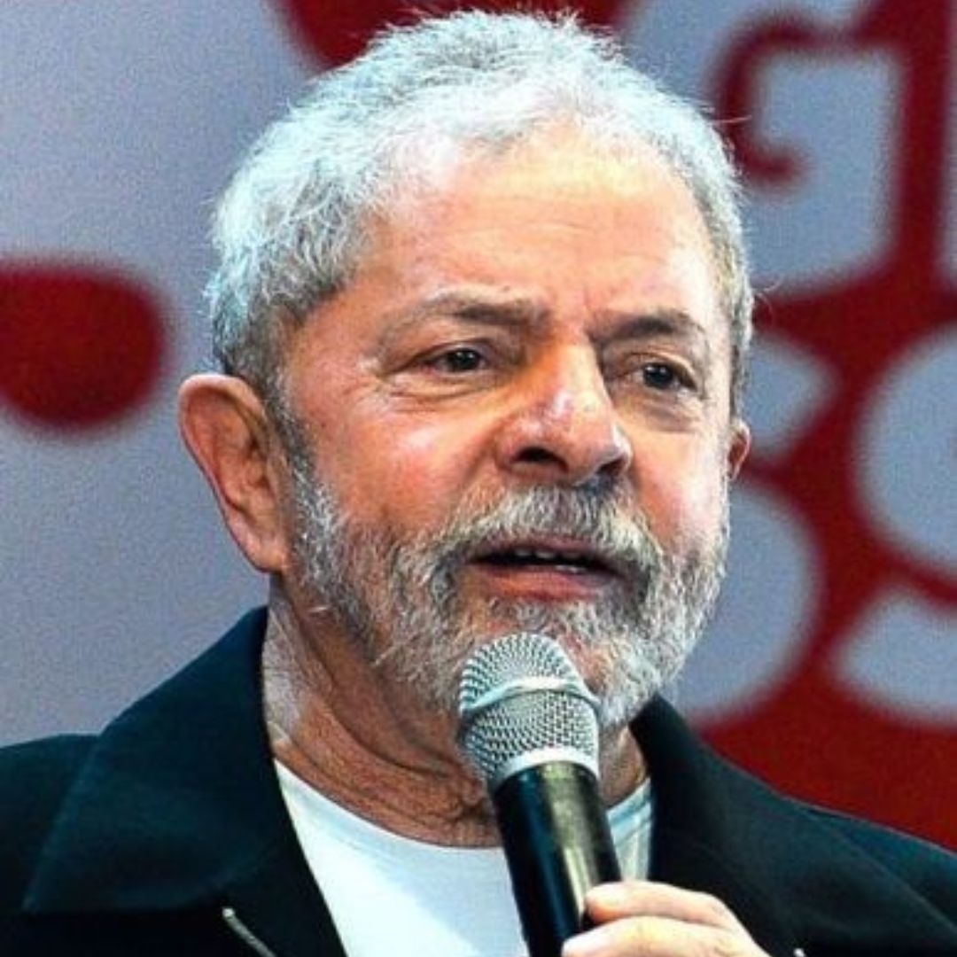 Luiz Inácio Lula da Silva falando ao microfone
