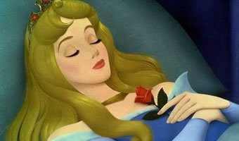 Cena de filme 'A Bela Adormecida' em que Aurora está dormindo segurado rosa