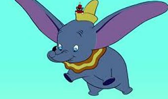 Cena de filme 'Dumbo' em que Dumbo voa com ratinho no chapéu