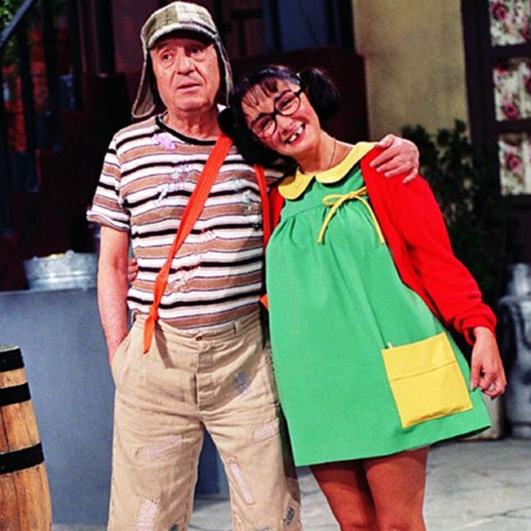 Imagem dos personagens Chiquinha e Chaves, da série televisiva Chaves, posando para foto