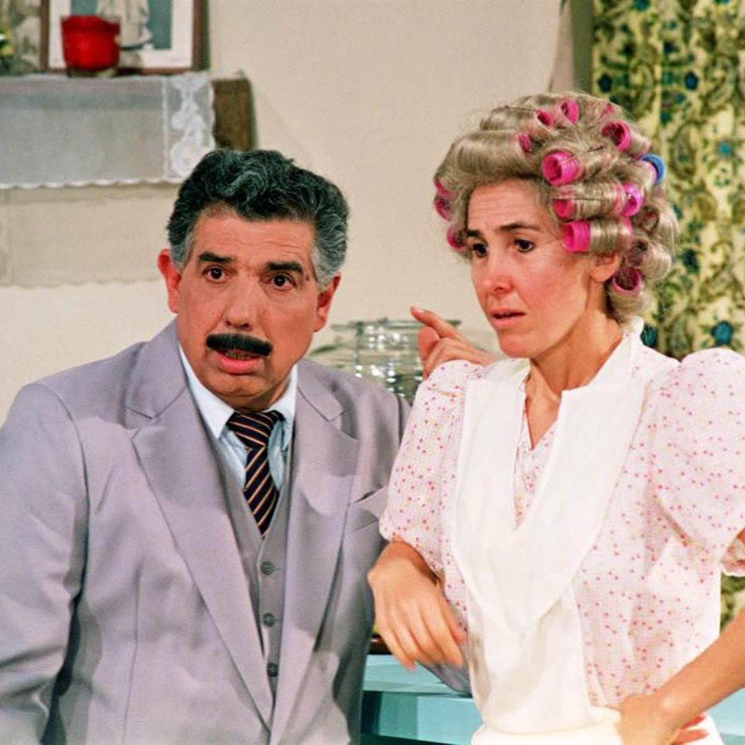Imagem dos personagens Professor Girafales e Dona Florinda durante cena