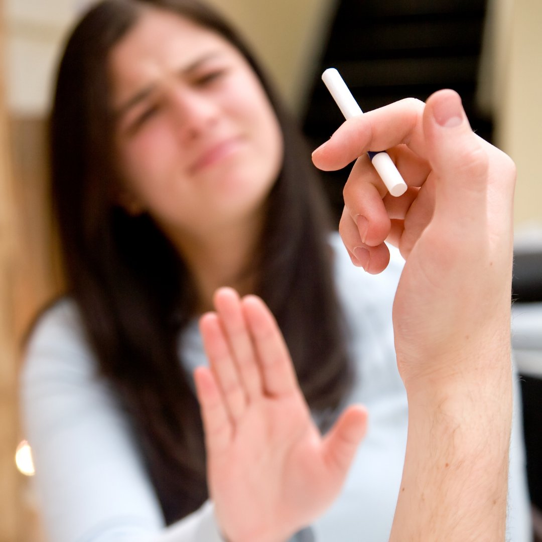 Imagem de uma mulher negando um cigarro