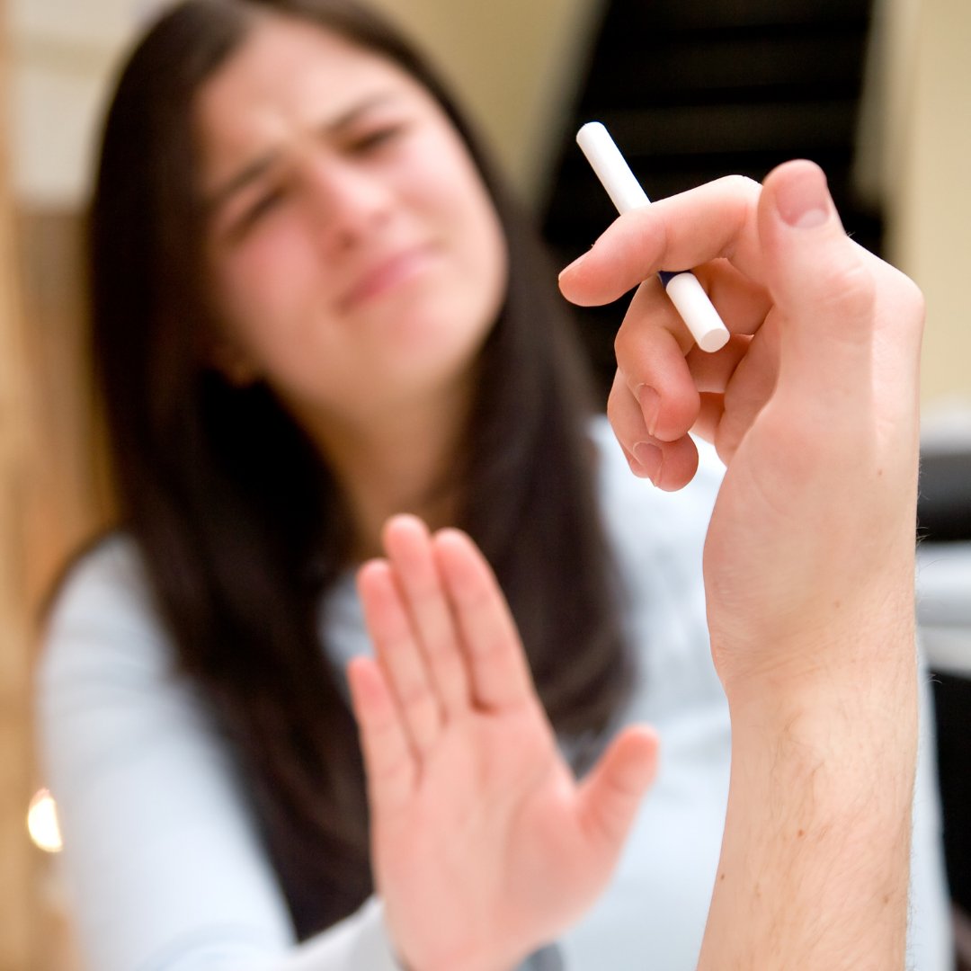 Latino Life / Canva Imagem de uma mulher negando um cigarro