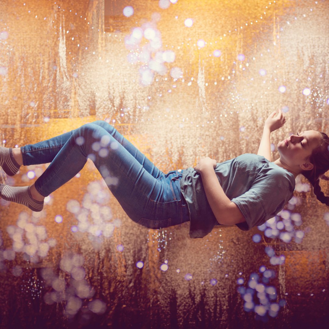 KristiLinton / Getty Images Pro / Canva Mulher dormindo em sono profundo