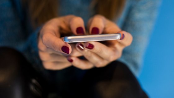 Milicad / Canva Mulher segurando celular