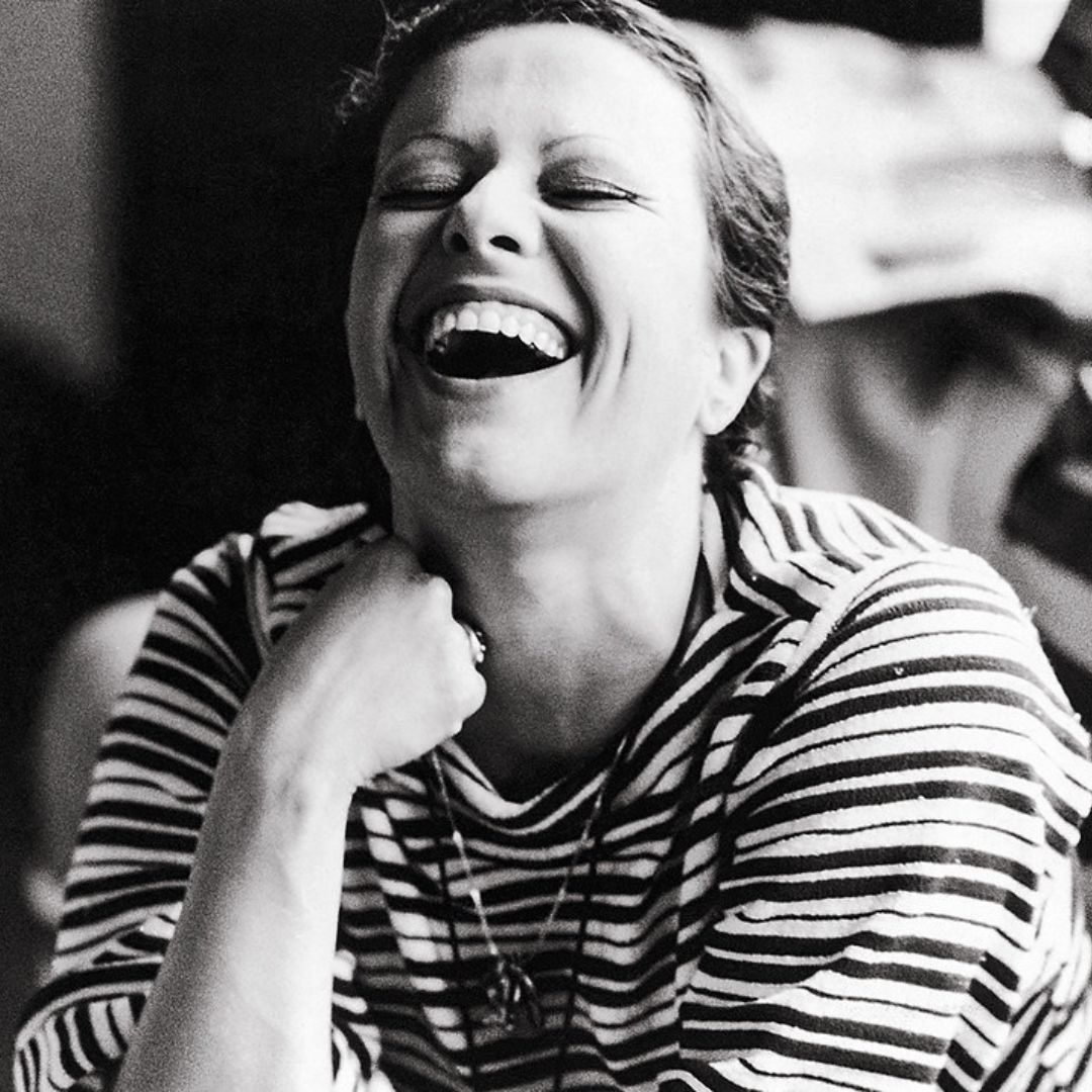 Imagem em preto e branco da cantora Elis Regina sorrindo