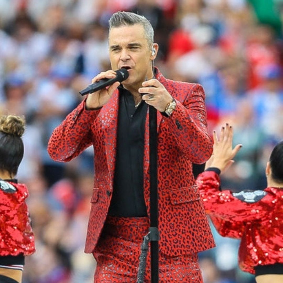 Robbie Williams cantando em um show