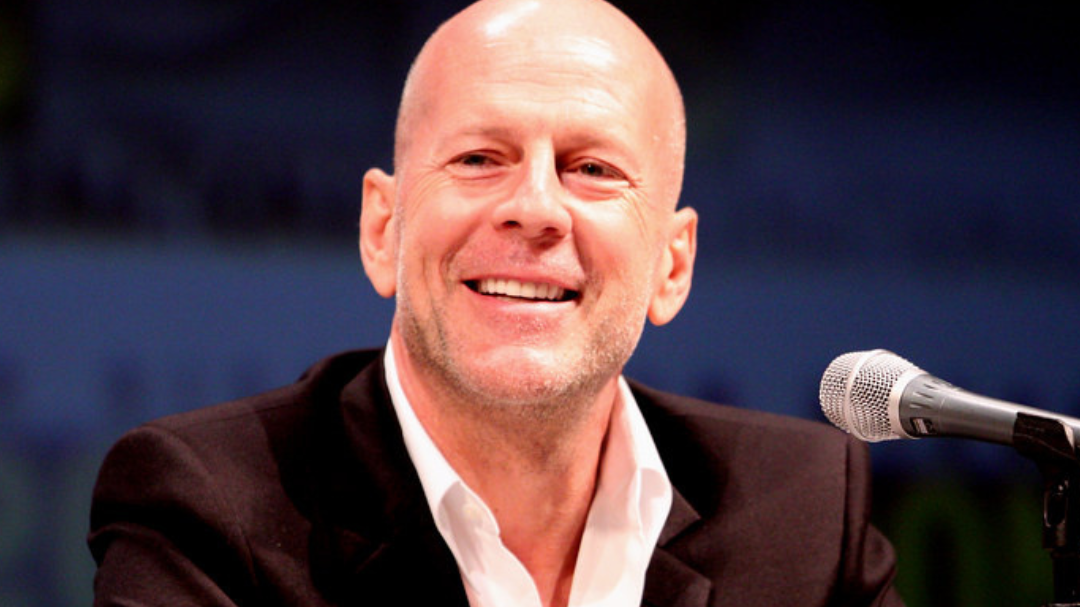 Imagem do ator Bruce Willis em uma conferência