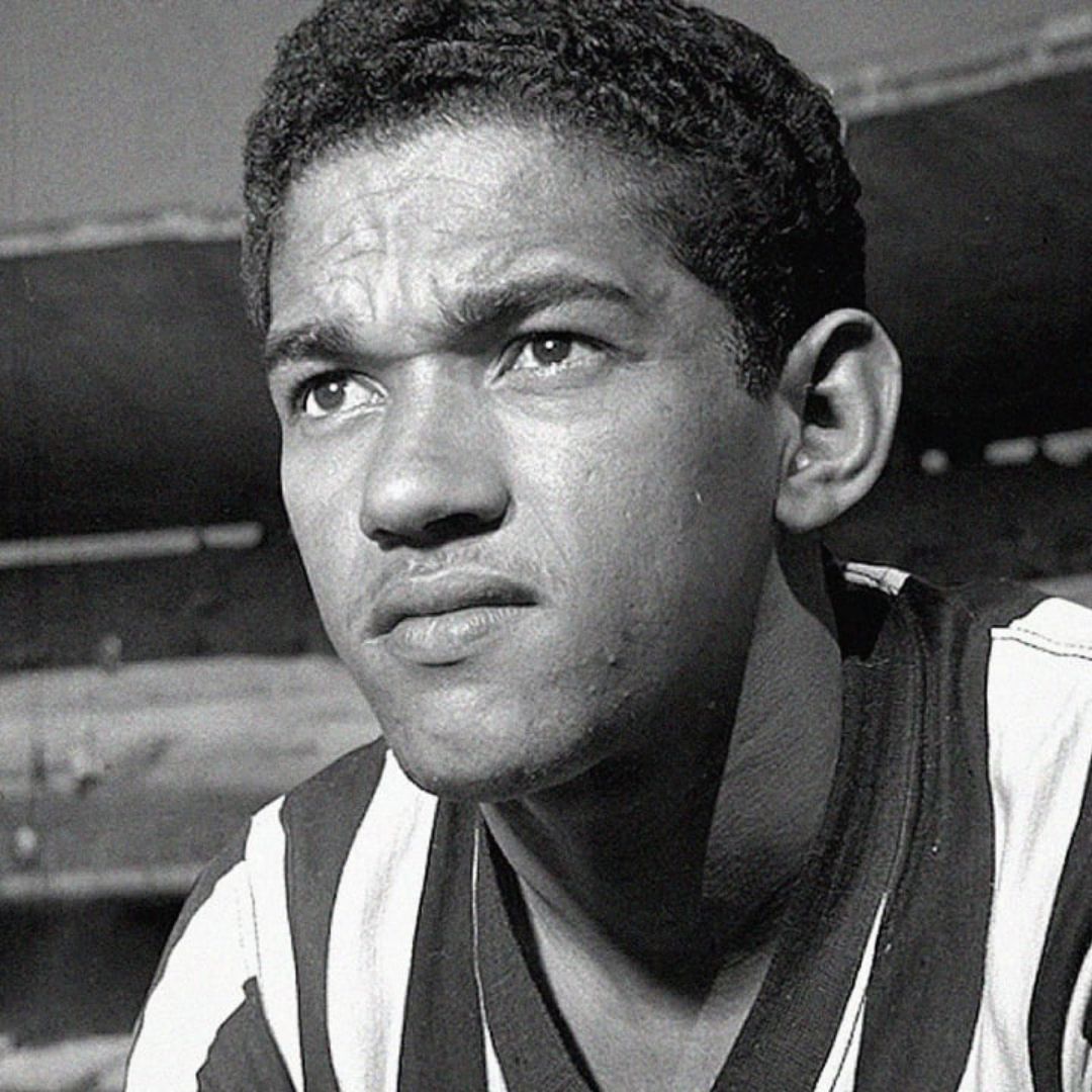 Imagem em preto e branco do ex-jogador de futebol Garrincha