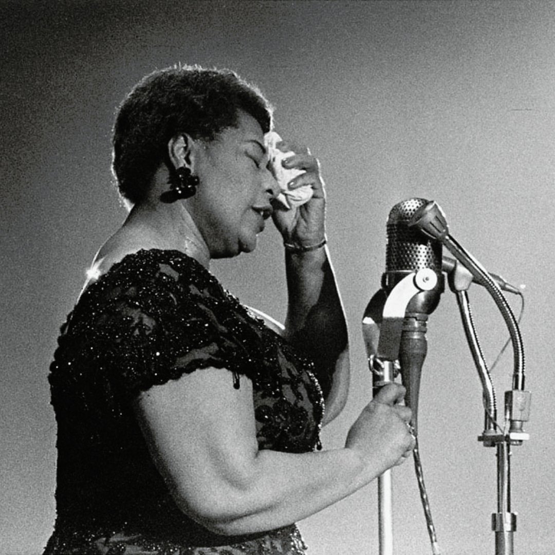 Imagem em preto e branco da cantora Ella Fitzgerald durante show