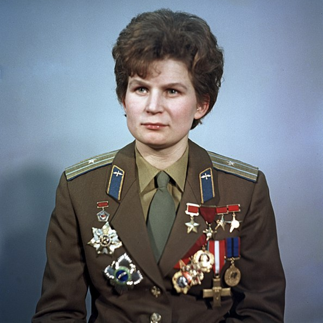 Valentina em traje militar.