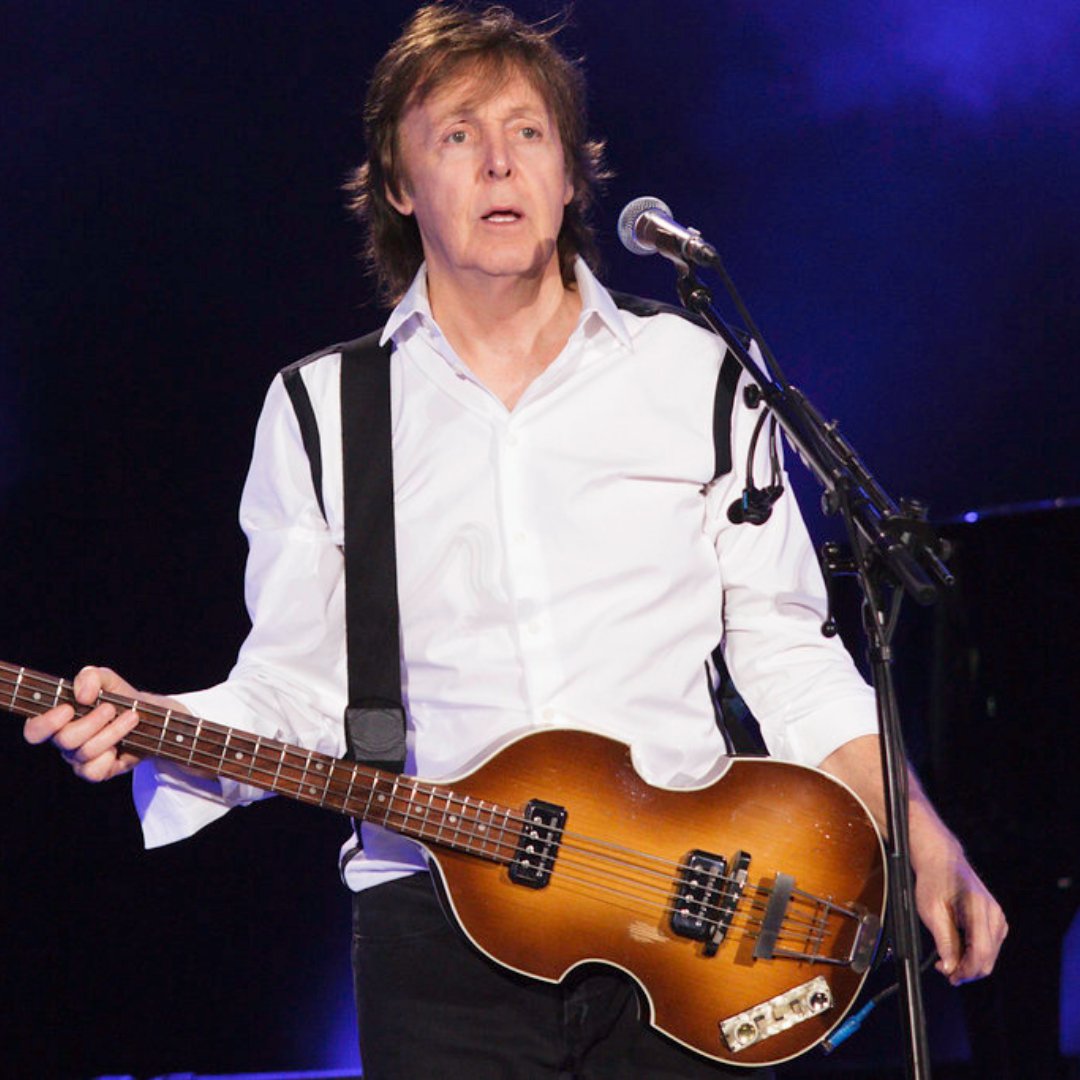 Imagem do cantor e compositor Paul McCartney durante show