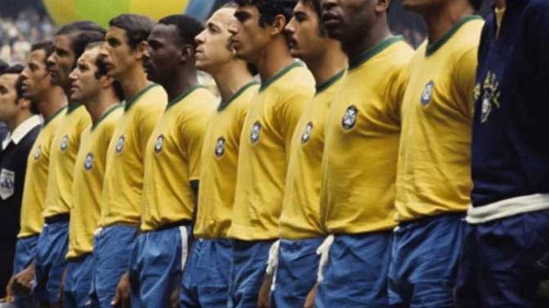 Imagem do time brasileiro durante o hino nacional em 1970, onde disputaram a final da Copa do Mundo