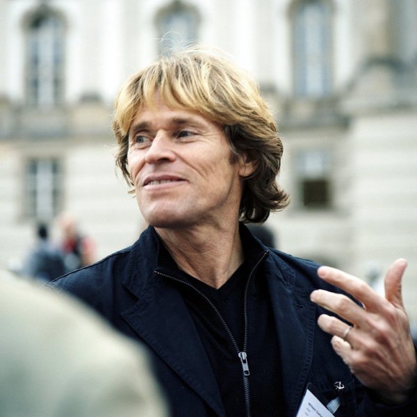 Wikimedia Commons - Wikipédia Ator Willem Defoe em foto espontânea