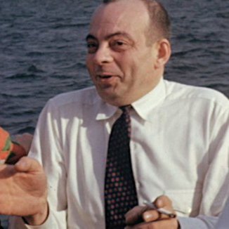 Wikimedia Commons - Wikipédia Antoine de Saint-Exupéry fumando cigarro em foto espontânea