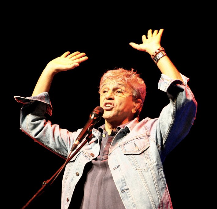 Caetano Veloso cantando