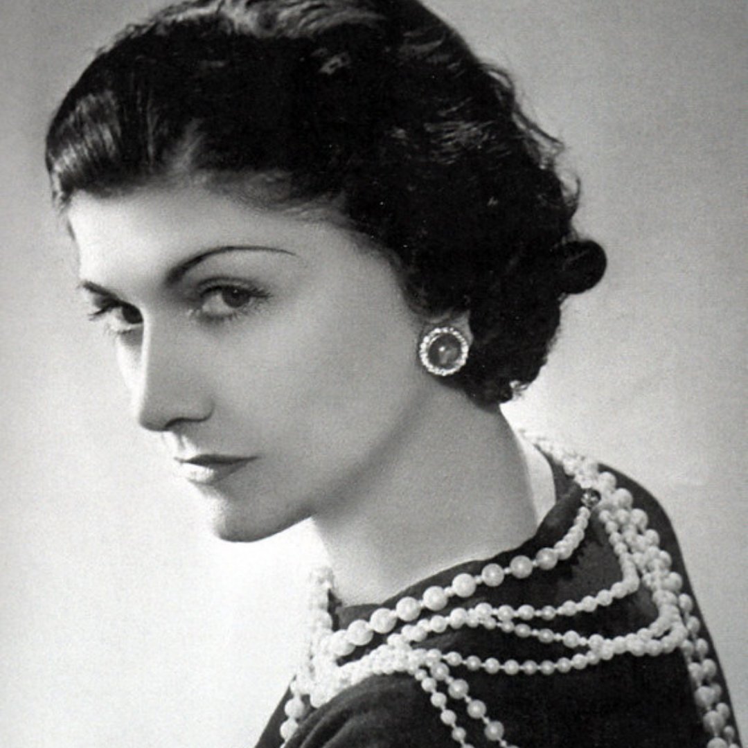 Imagem em preto e branco da estilista francesa Coco Chanel