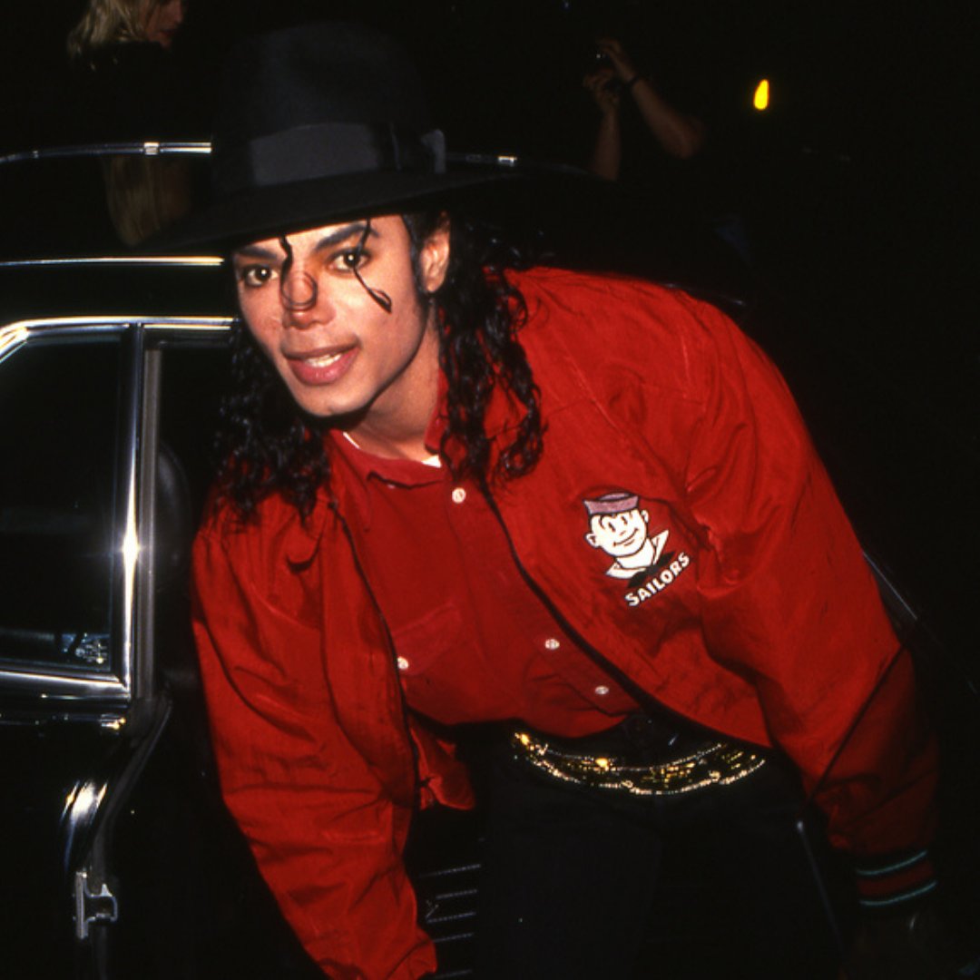 Imagem do cantor Michael Jackson saindo de um carro