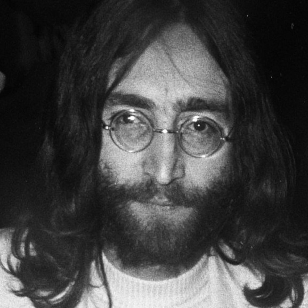 John Lennon em foto preta e branca