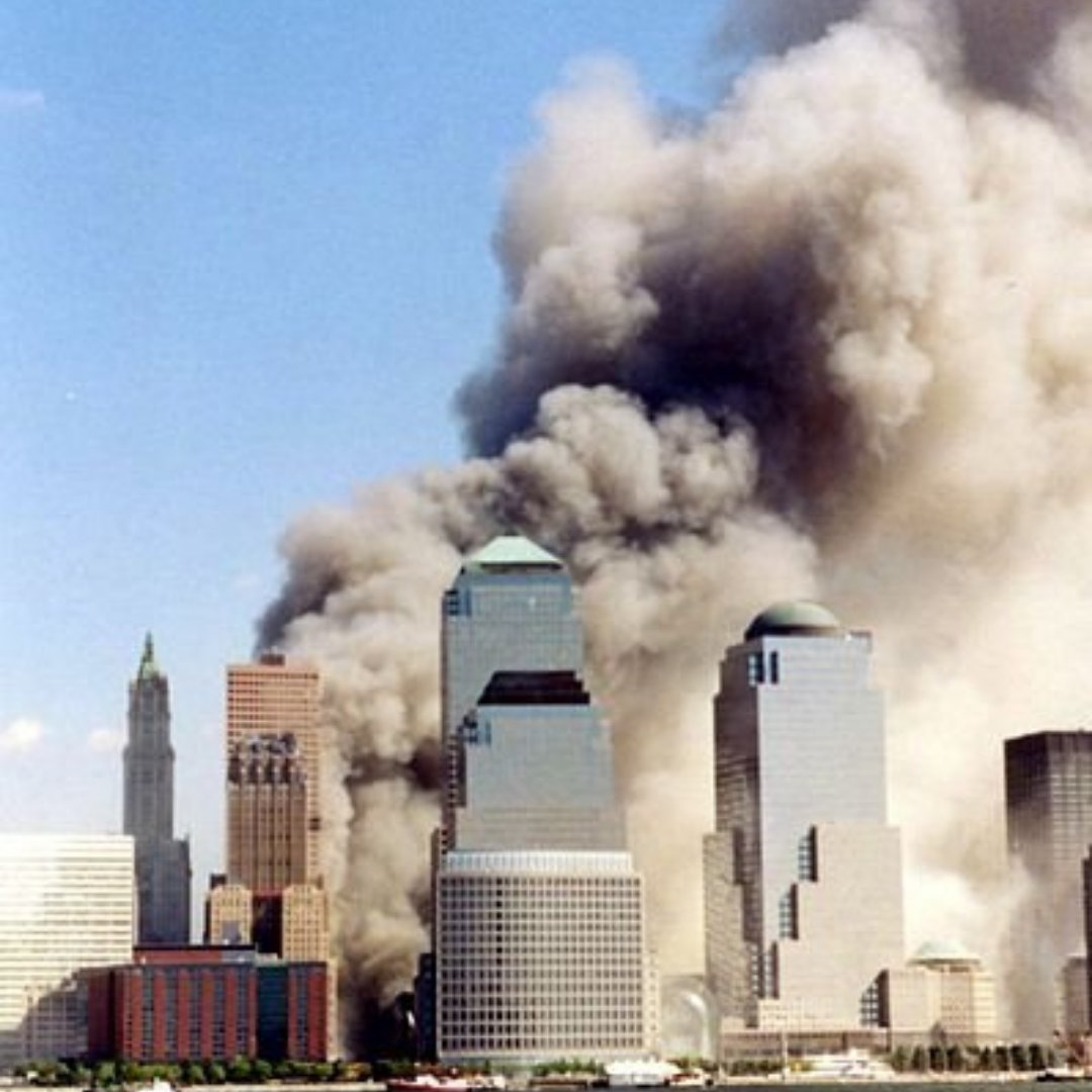 Torres gemeas pegando fogo no atentado de 11 de Setembro