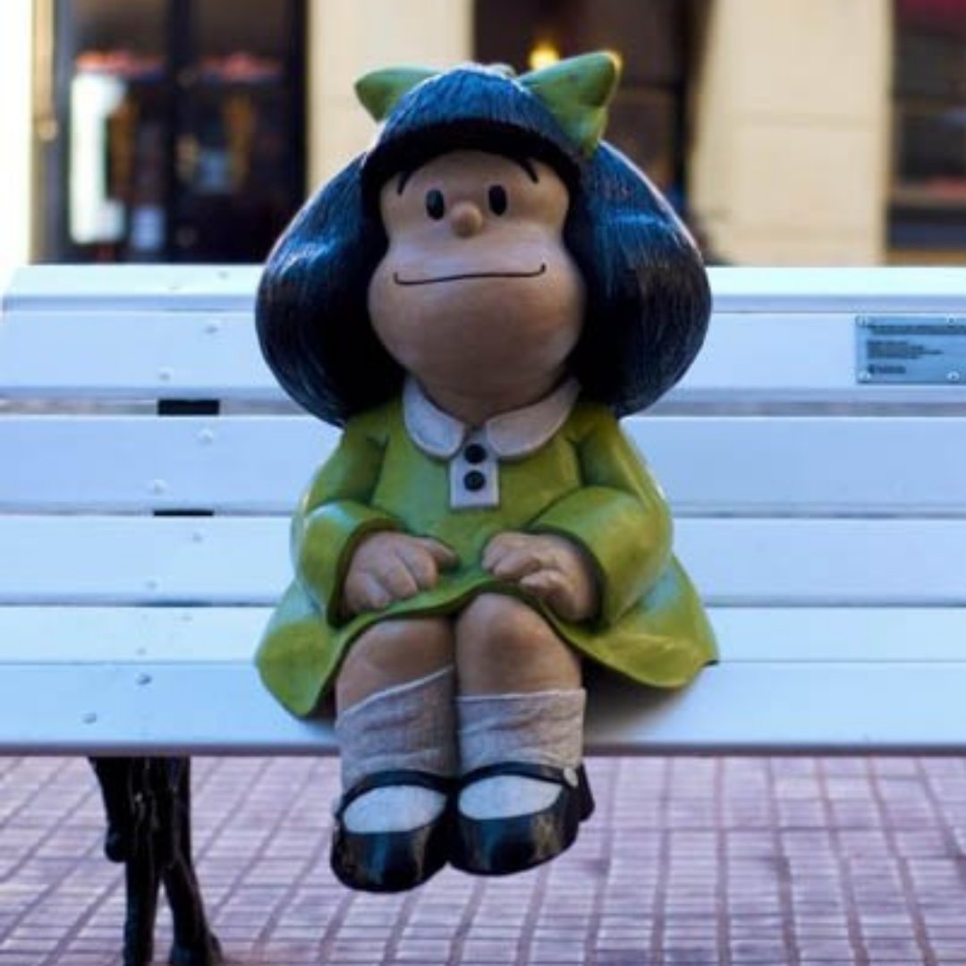 Estátua de Mafalda em banco em Buenos Aires