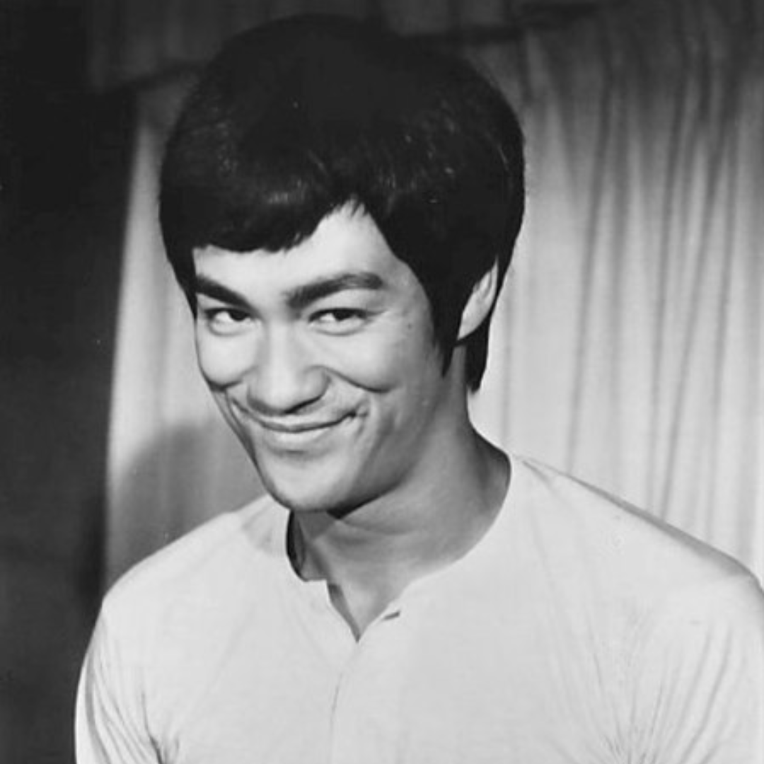 Bruce Lee sorrindo