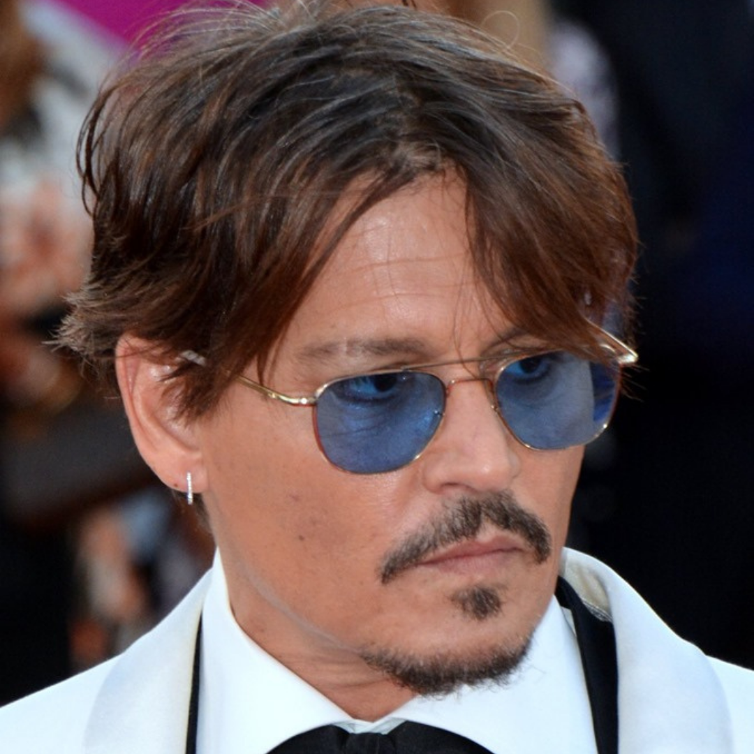 Imagem do ator Johnny Depp usando óculos de lentes azuis