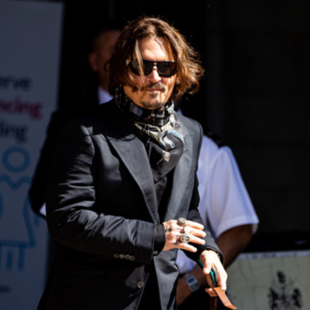 Imagem do ator Johnny Depp usando óculos
