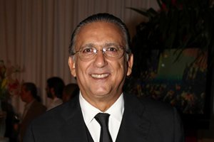 Rio News Galvão Bueno sorrindo em evento.