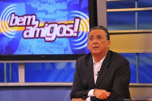 Reprodução/SporTV Galvão Bueno sentado, com os braços cruzados, no estúdio do programa 'Bem, amigos!'