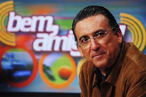 Reprodução/SporTV Galvão Bueno olhando para o lado no estúdio do programa 'Bem, amigos!'