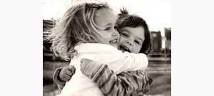 Mensagens Com Amor Duas crianças abraçadas e sorrindo.