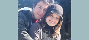 Mensagens Com Amor Homem e mulher abraçados sorrindo.