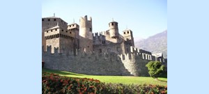 Imagem de um castelo em um dia ensolarado.