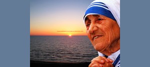 Madre Tereza de Calcutá em frente ao pôr do sol.