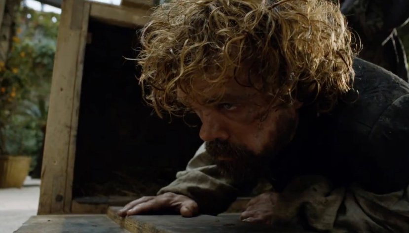 Tyrion Lannister caído no chão olhando para frente