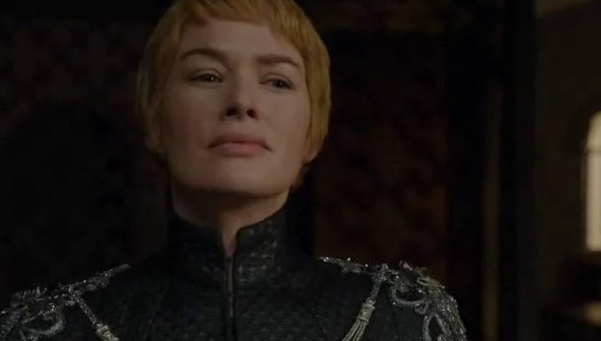 Cersei Lannister com roupa de gola alta olhando de cima pra baixo