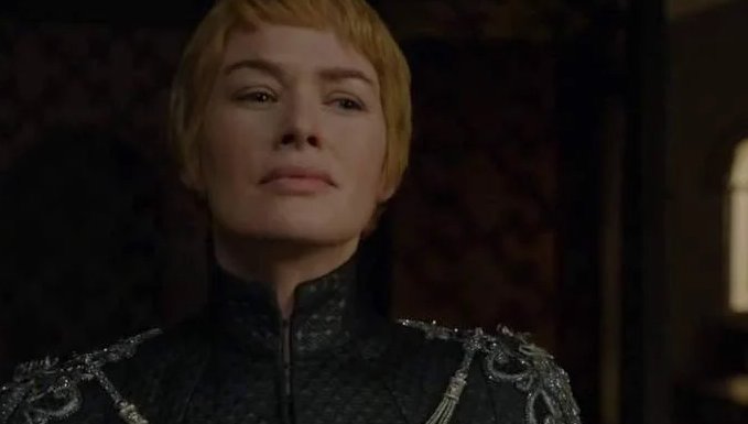 Reprodução/HBO Max Cersei Lannister com roupa de gola alta olhando de cima pra baixo