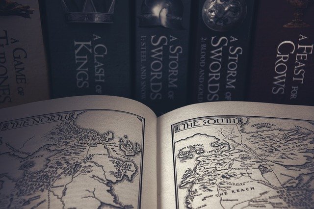 Livro da Game of Thrones aberto na página de um mapa