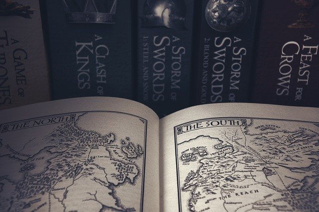 simisi1 / pixabay Livro da Game of Thrones aberto na página de um mapa