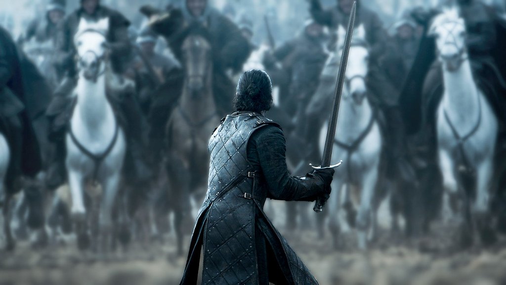 tofoli.douglas / flickr Jon Snow de costas com uma espada na mão pronto para a luta