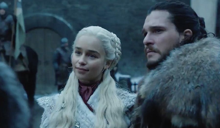 Jon Snow e Daenerys usando casacos de pele olhando para frente