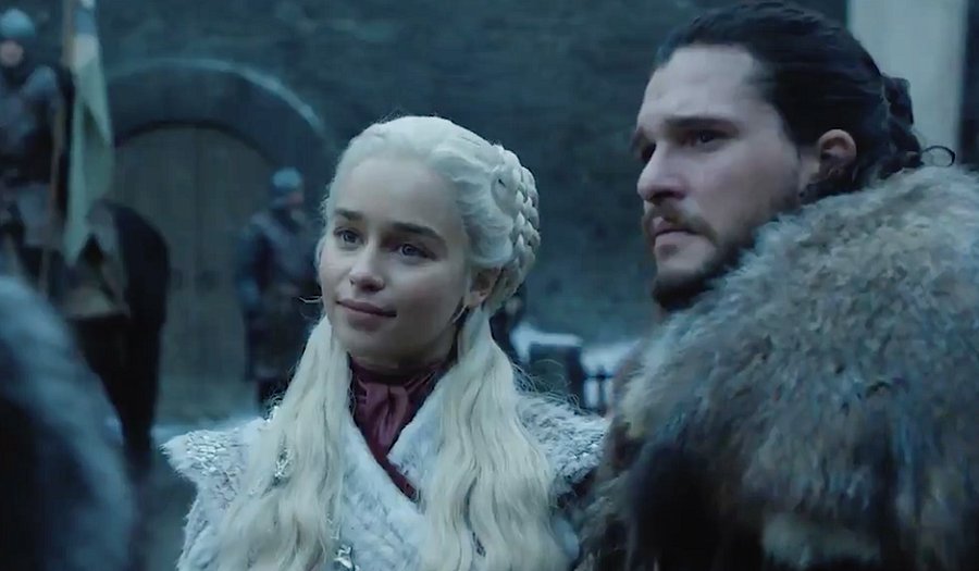 Reprodução/HBO Max Jon Snow e Daenerys usando casacos de pele olhando para frente