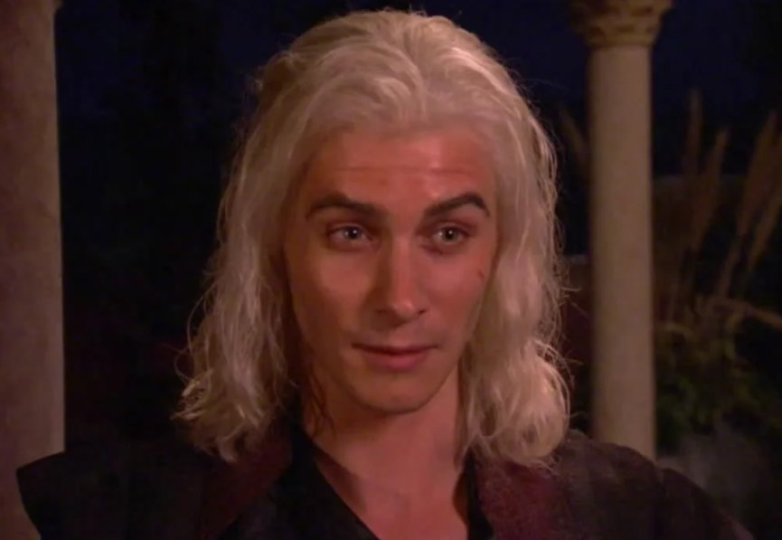 Viserys Targaryen olhando para frente vestindo colete