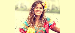 Mulher sorrindo com confete de carnaval caindo