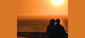 PowerPoint com casal olhando o mar na capa