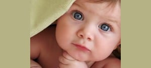 Capa de apresentação em power point com bebê olhando para foto com olhos azuis