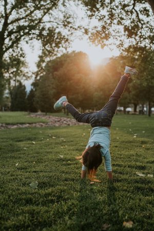 Hannah Terry/Reshot Criança fazendo estrelinha em um gramado